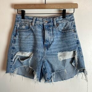 American Eagle Distressed Light Wash Baggy Mom Short 00